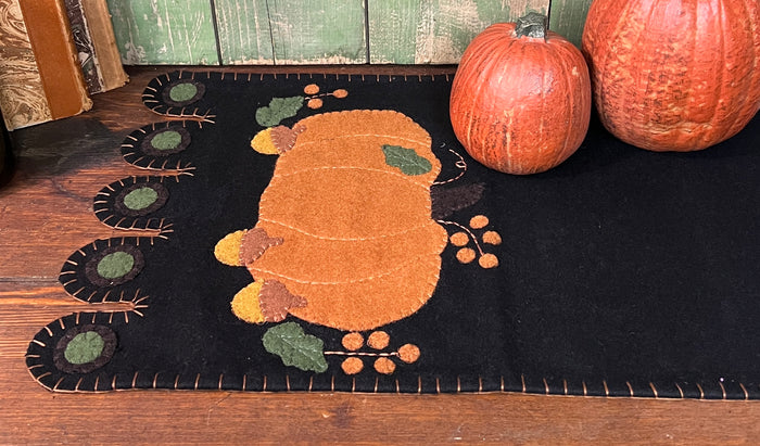 RG-R10 Pumpkin & Acorns Table Runner