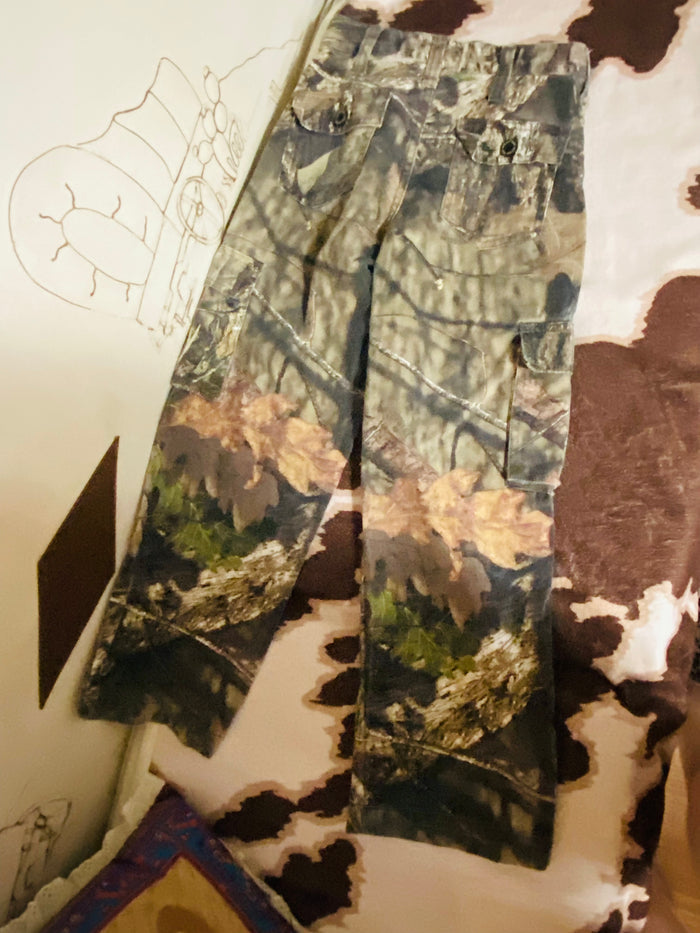 Pre-Loved Youth Mossy Oak Camo Pants, Size Medium - Deer Creek Mercantile