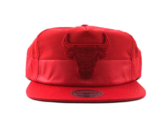 Chicago Bulls Mitchell & Ness Nylon Snapback Hat (Red On Red)