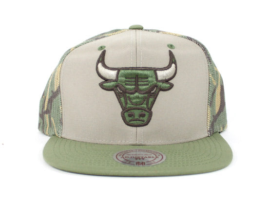 Chicago Bulls Mitchell & Ness Strapback hat (Camo Trucker)