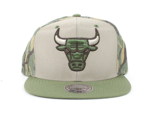 Chicago Bulls Mitchell & Ness Strapback hat (Camo Trucker)