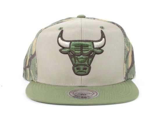 Chicago Bulls Mitchell & Ness Strapback hat (Camo Trucker)