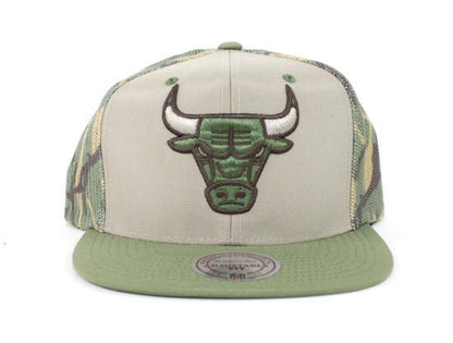 Chicago Bulls Mitchell & Ness Strapback hat (Camo Trucker)