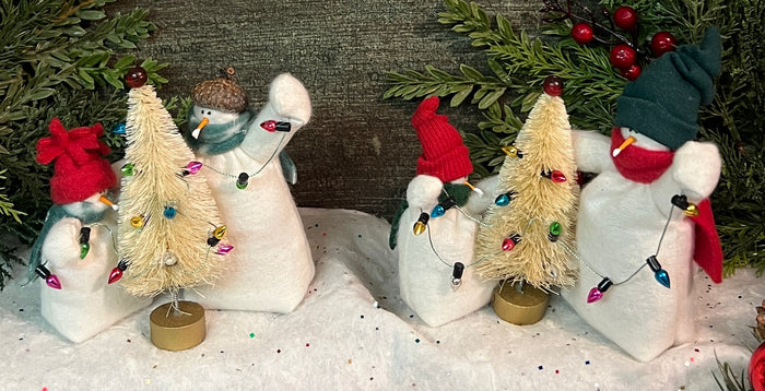 FA-2104 Med Fabric Snowfolk Couple Trimming the Tree